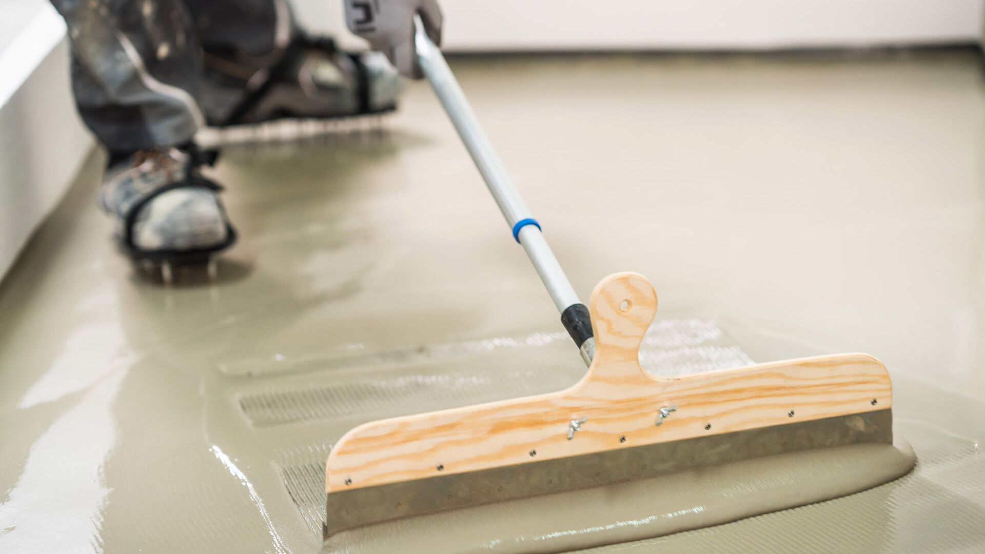 Aplikace samonivelační stěrky při rekonstrukci podlahy | © Lasselsberger GmbH